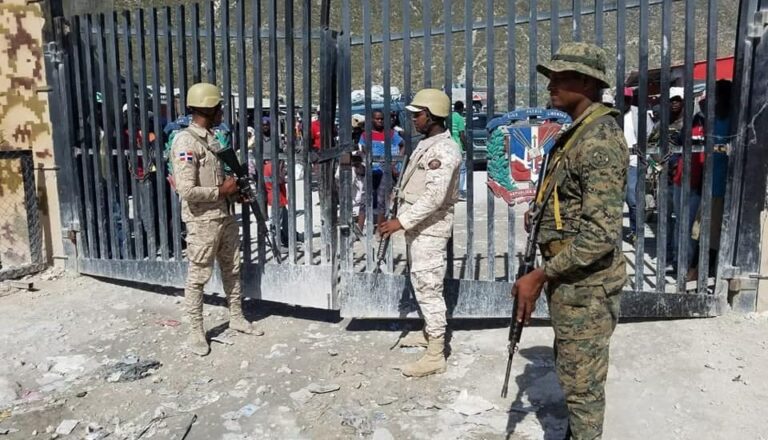 jimani-border-gate-soldiers